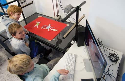 Az alkotókedvű gyerekek különféle optikai játékokat, pörgetős füzetet, pixillációs filmet, papírkivágásos animációt és tárgyanimációt készíthetnek, amelyekhez saját hangi világot is összeállíthatnak
