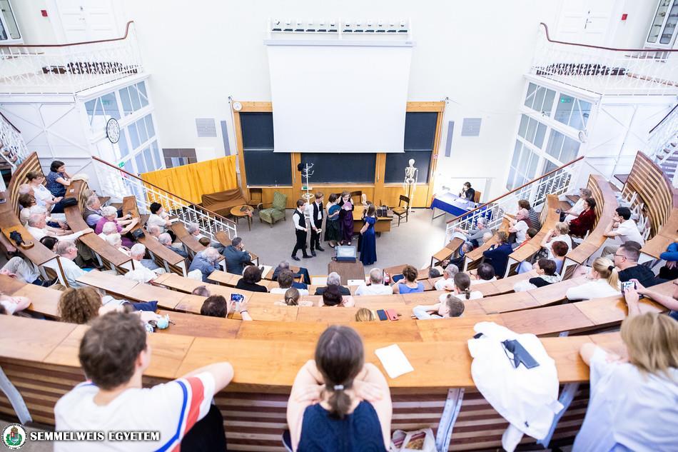 Amatőr Semmelweis színházi előadás az anatómiai tanteremben