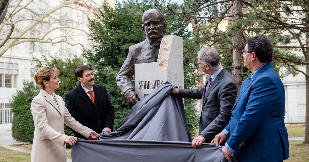 Semmelweis szobor avatás Balról: Herczeg Anita, Áder