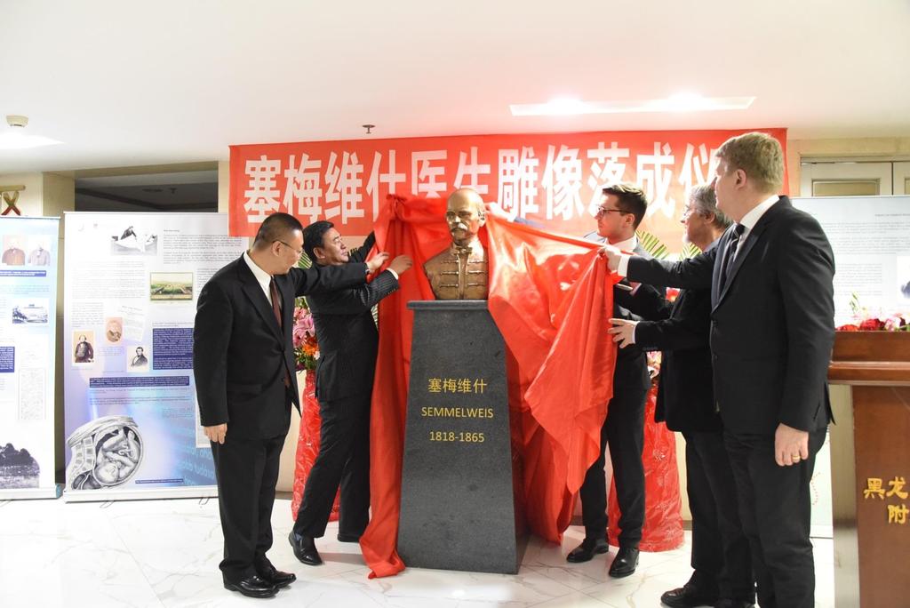 Semmelweis szoboravatás Heilongjiang Hagyományos Kínai Orvostudományi Egyetemen, Harbin Balról a Kínai Egyetem