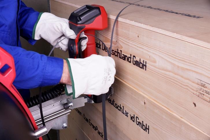 Ábra. 68 A jobb kezével húzza keresztül a szalagot a pántzáró