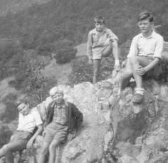 körül. A zárás előtt mindig volt játék: jó időben az udvaron. A kápolna kertjében volt hely a métázásra, a kislabda dobásra, sőt a kidobósra is. Télen benn barátságos tűz duruzsolt a kis vaskályhában.
