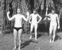 A győzelemért két hét jutalomüdülést fizetett a Csepel Autógyár, amit Vonyarcvashegyen csak örökös lengőkuglizással és éjszakai (persze ruhátlan) fürdőzéssel sikerült valahogyan átvészelnünk.