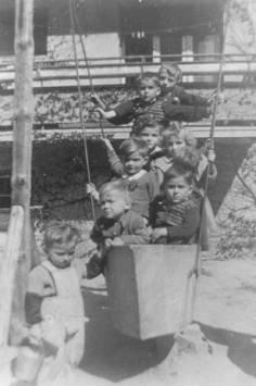 A GYEREKSZOBÁM Igenis volt. A 49-es villamos is azon járt át. Amikor szüleim lecserélték a szobánk bútorzatát, egy dolgozó-félét kreáltak, amely távolról se emlékeztetett egy gyerekszobára.