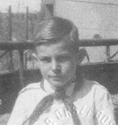 4. osztály: Pajtásból úttörővé avattak. Valamikor 57 tavaszán B. a vörös nyakkendőmet letépve azzal törölte le a táblát. Megint engem szedtek elő és nekem adtak rovót: ezúttal igazságtalanul.