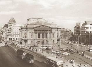 Bizonyára te is emlékszel arra a feketehajú, csipkeblúzos bájos hölgyre, aki a az orgona alatt ült és mindig a fehér félhold fejéket viselte.