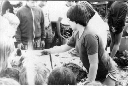 1983 Nagy kiállítás Szegeden az Újszegedi Művelődési Házban. A helyszínen dolgozik Varga Zoli, Szecsődi Györgyi, Bablina Angelika, Tóth Edit, Szántai Éva, és egy fiú Bérczes László színiköréből.