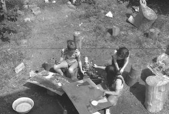 / 80 grafika/ 1985-ben indul egy érdekes vállalkozás a Művelődési központban. Megpróbáljuk összehozni a színházat a képzőművészettel, a Szín-játék-kör foglalkozásain.