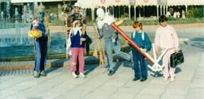A látogatáshoz természetesen illendően felöltözünk. 1989 tavaszán megjelenik a Rajzoljunk Együtt.