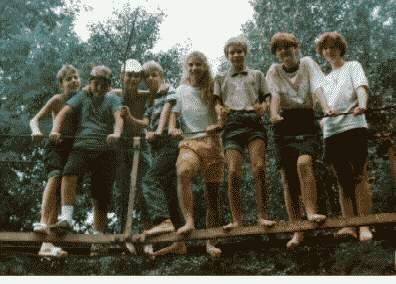 Otthon enyhe botrány. Hogy lehetett őket felengedni? Miért ne lehetne? Normális gyerek nem harmincöt méterről esik le, hanem ötről.