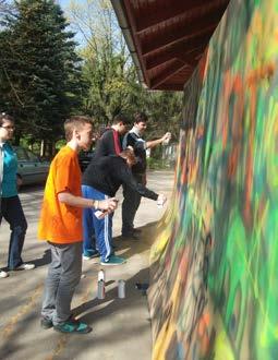 majd egymilliós graffiti programhoz felhasználható anyagtámogatáshoz jutunk. Néhány évig graffitis csoportok működnek a Zöld Házban.