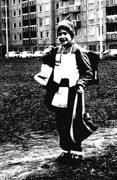 Séta az iskolában Ábra A Kata hátán a dugig telt iskolatáska, egymásnak segítenek becsatolni.