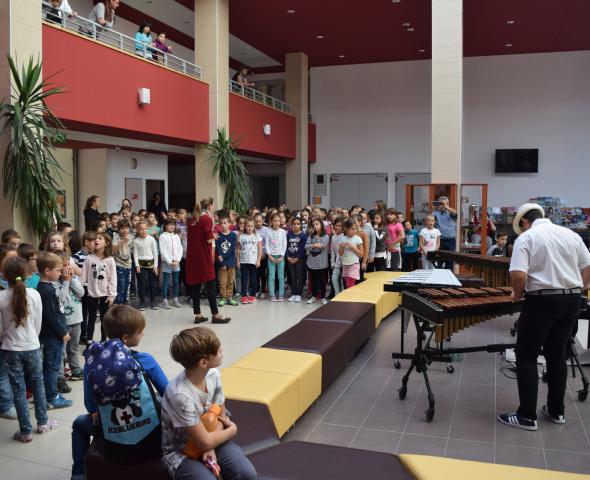 A zene világnapja Velünk történt Az UNESCO Nemzetközi Tanácsa Yehudi Menuhin kezdeményezésre