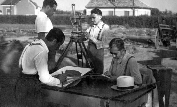 36 LÉGKÖR 54. évf. 2009. 4. szám Ballonmeteorográf indítás Óbudáról 1942/43-ban: Tóth Géza, Béll Béla, Bodolai István (20 évesen) és Réthly Antal (1951-tôl 28 éven át), majd elnöke (1977-tôl).