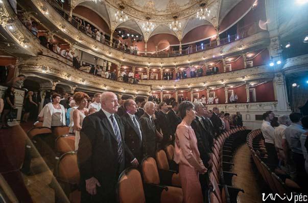 E kettõs ünnepet ülte a Pécsi Nemzeti Színházban Pécs Megyei Jogú Város Önkormányzata ünnepi közgyûléssel és a Pécsi Tudományegyetem ünnepi tanévnyitó szenátusi üléssel.