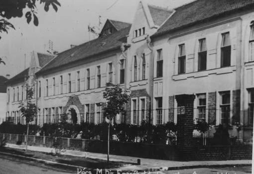 nap tragikus hirtelenséggel elhunyt: A pécsi Erzsébet Tudományegyetem központi épületén gyászlobogót lenget az õszi szél.