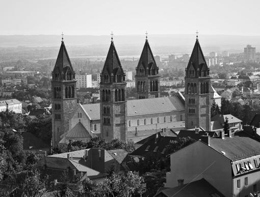 42 Száz éve született Berde Botond, egyetemünk alapítványtevõ díszdoktora Berde Botond professzor 1914-ben Nagyenyeden született egy jelentõs hagyományokkal rendelkezõ erdélyi családba, amelynek a