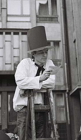 1970-ben végeztek.