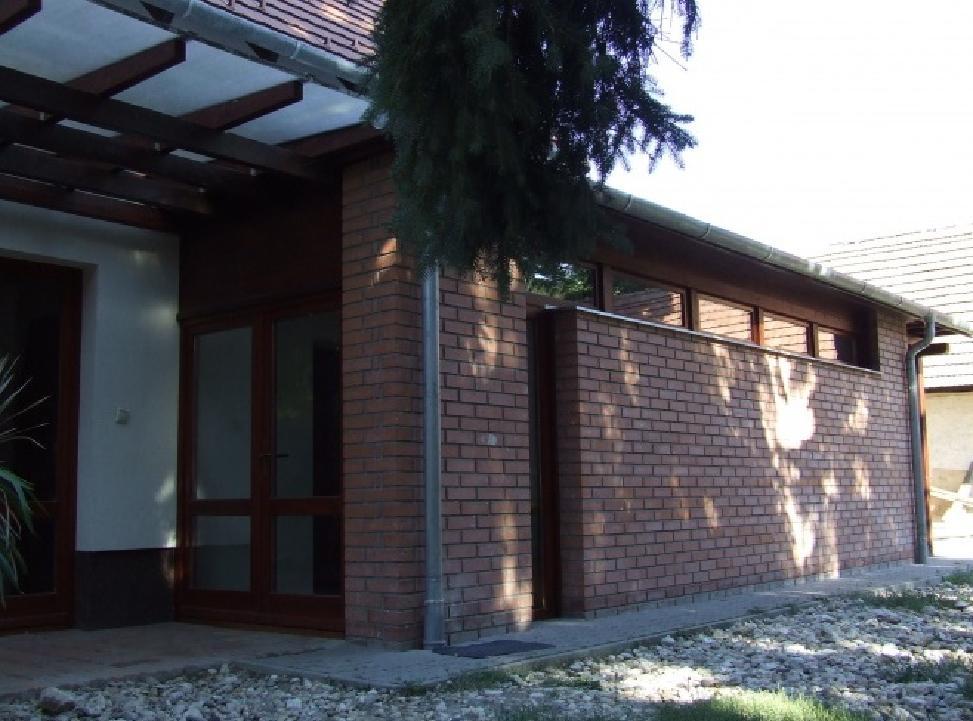 A kerítések áttörtek, kedvelt az oszlopok, esetleg