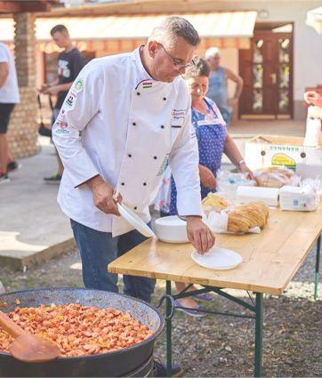 babbal, a Szászvári Polgárőr Egyesület vegyes pörkölttel, a Szászvár Nagyközség Önkormányzat R. Kárpáti Péter irányításával lecsó gazdagon nevű ételével készült.