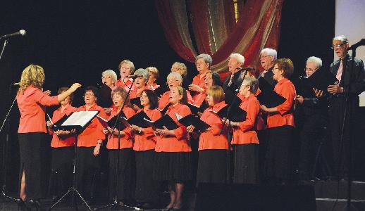 A nézőtér üres, a Derkovits folyosóján még nagy a nyüzsgés. A hölgyek sminket igazítanak, pezsegnek, pörögnek, az urak figyelnek, gondolkodnak, készülnek. Hamarosan kezdődik az újévi koncert.