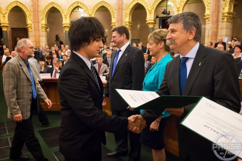 5 x Egy diák Dózsa Gábor, Jávorcsík Lajos, Csíkos Ferenc, Kemenes Roland. Hát ez négy ifjú szakember! Ők azok az egyek akik megjárták, megjárják a nemzetközi szakmai versenyeket.