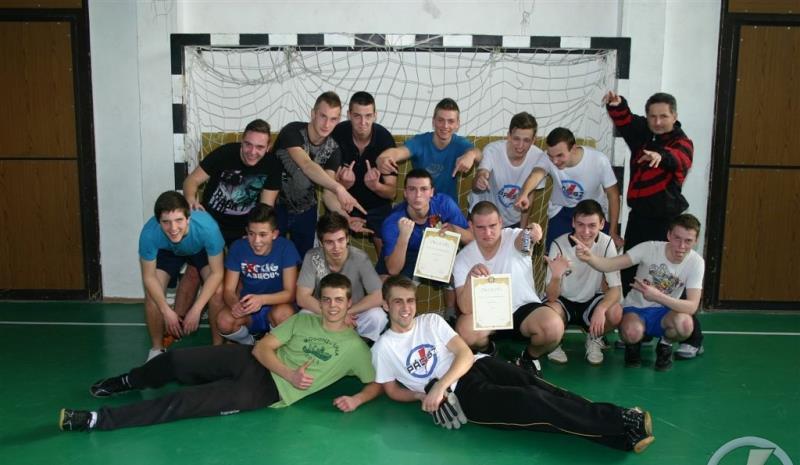 SPORTEREDMÉNYEK Teremfoci-bajnokság 9-10. évfolyam: 1. hely: 9.C 2. hely: 10.B 3. hely: 10.A 11-14. évfolyam: 1.hely: 12. B 2. hely: 11. C 3. hely: 14. B 2. csapat Gólkirály: Roll Martin 9.