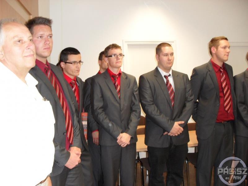 Eredményhirdetésen: Kéri István tanár úr és a 14. C DIPLOMAOSZTÓ Baksa Péterné, a 14.