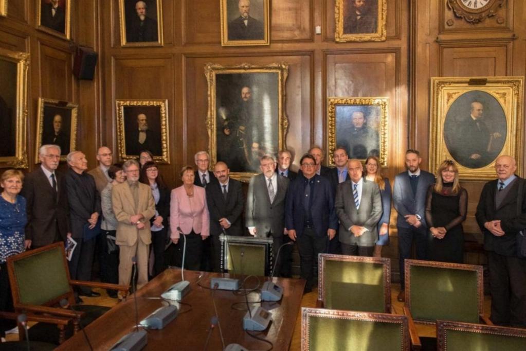 Csoportkép a Semmelweis Egyetem Szenátusi termében Genersich Antal portréja alatt