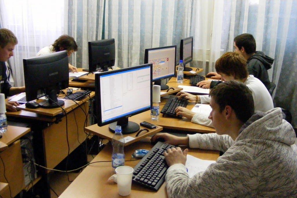 A versenyzők munka közben