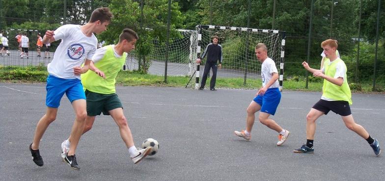 SPORTEREDMÉNYEK Teremfoci házibajnokság 9.évfolyam 1. 9.D 2. 9.C 3. 9.A 10-12. évfolyam 1.10.C 2.11.C 3.12.A Az iskolai összesített I. helyért: 10.C - 9.