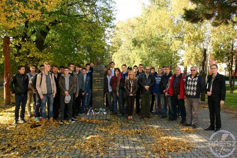 ÚJRA HATÁRTALANUL PROGRAM ÉRSEKÚJVÁRON A Bethlen Gábor Alapkezelő Zrt. Által kiírt Határtalanul pályázat jóvoltából immár másodszor tölthettek együtt 3-3 napot iskolánk tanulói (11.