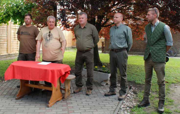 Megnyitó beszédében ugyanakkor nem feledkezett meg a vadászfeleségek egész évi türelméért való köszönetnyilvánításról sem, ami a bálozók élénk tapssal nyugtáztak.