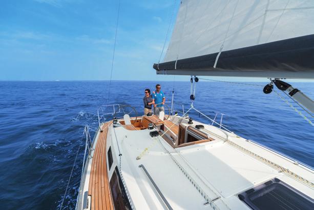 CRUISER 34-ES HAJÓINK RENDKÍVÜL MAGAS EXTRA FELSZERELTSÉGGEL RENDELKEZNEK: 3 kabinos kivitel, hogy még több barátját vihesse magával vitorlázni Cockpit kettős kormányrendszerrel (2 db kormányállás)