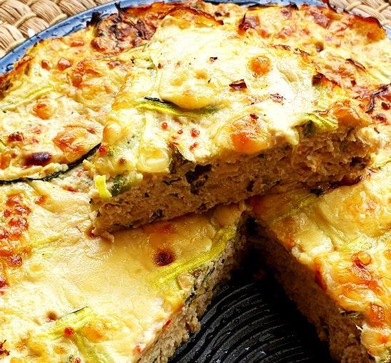 Sajtos húspite kezdő 4 darab tojás 1/2 kg darált hús 1/2 cukkini 1/2 bögre lereszelt gouda sajt 1/2 bögre lereszelt trappista sajt 1/4 bögre lereszelt parmezán 6 gerezd fokhagyma 1/4 teáskanál