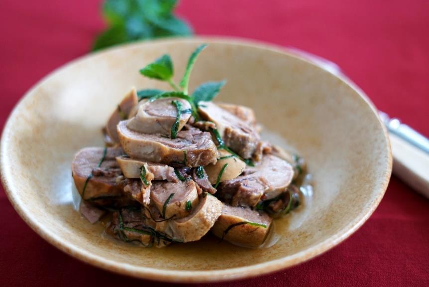 Mentás bárány 1/2 kg bárányhús (bármilyen részéből meg lehet csinálni, ez esetben bárány nyelvet választottam).