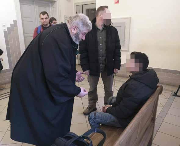 Dulakodni kezdtek és a földre kerültek, majd a fiatal meglátott a földön egy konyhakést, amivel még a földön többször hátba, illetve egyszer fejen szúrta az apját.