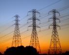 A megtermelt villamos energia: transzformátor feladata ERŐMŰ VILLAMOS HÁLÓZAT FOGYASZTÓ ERŐMŰ kb 10kV ENERGIA SZÁLLÍTÁS több 10, 100 kv FELHASZNÁLÁS 0,4 kv