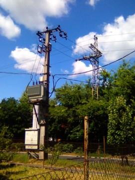 A.) Az épületek elektromos csatlakozása történhet: pl.