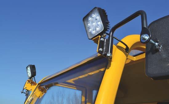Alapfelszereltség: Kétfokozatú meghajtás Kapcsolható differenciálzár Segéd hidraulikakör joystickkal működtethető Hidraulikus adapterzár Első-hátsó munkalámpák Automata hátrameneti fényszóró Rugós,