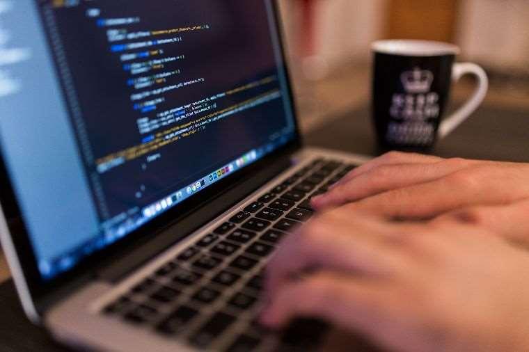 FOSZK Programtervező-informatikus A végzett hallgató szoftverfejlesztőként tud elhelyezkedni.