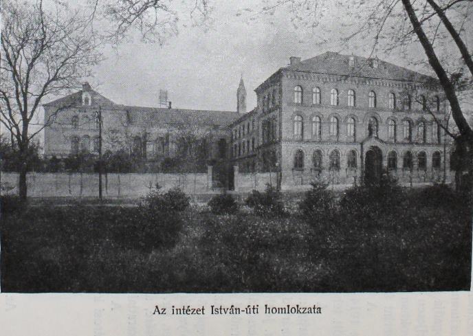 1884-ben megkezdődik a hatosztályos Külső Elemi Iskola keretein belül a szegénysorú gyermekek nevelése, az oktatás 1898-ig a Deák-villában folyik.