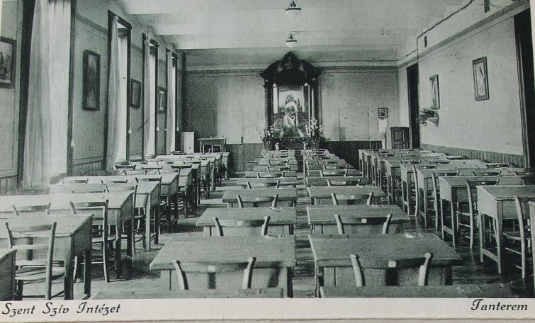Függönnyel voltunk elválasztva, mindenkinek volt egy ágya, egy széke és egy háló szekrénye, amin egy lavór volt és egy köcsög volt vízzel. Csönd volt.