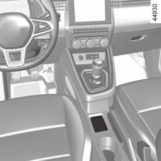 A motor INDÍTÁSA, leállítása: kártyás gépkocsi (2/3) 2 3 4 Szabad kéz üzemmódú indítás nyitott csomagtartó esetén Ebben az esetben a kártya nem lehet a csomagtartóban, nehogy elvesszen.