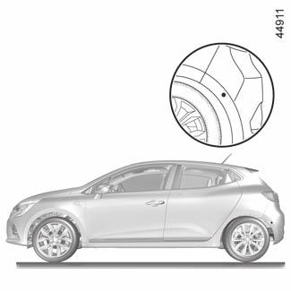 Holttérfigyelő rendszer (1/7) A B C A B A hátsó lökhárítóra szerelt (C terület) érzékelők információja alapján a funkció az alábbiakra figyelmezteti a vezetőt: ha megjelenik egy másik jármű az A
