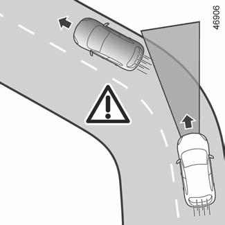 G) a rendszer csak akkor veszi figyelembe, amikor az belép a kamera és a radar észlelési területére. A rendszer hirtelen vagy késleltetett fékezést kezdeményezhet.