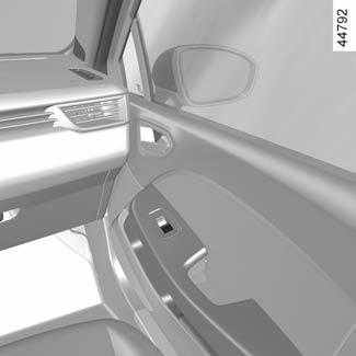 A motor beindításával vagy egyéb kiegészítők (ablakemelő, ajtózár) működtetésével veszélyhelyzet állhat elő.