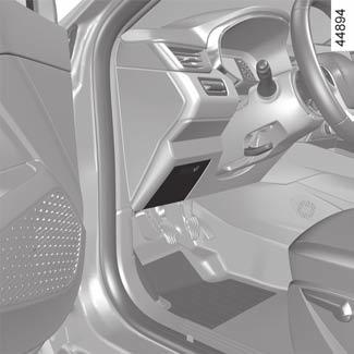 BIZTOSÍTÉKOK (1/4) 1 2 A B 3 C Biztosítékdobozok Ha egy elektromos berendezés nem működik, ellenőrizze a biztosítékokat. Biztosítékok az utastérben A Akassza ki a fedelet 1.