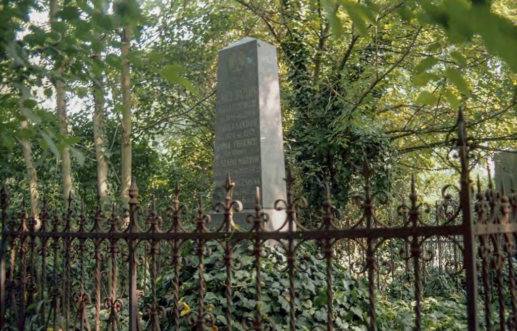 SÍRHELYSZÁM: 94. FELIRAT: Itt nyugszik G. Nagy Zsuzsánna Varga Ferenczné sz. 1848. mg. 1904., Varga Sándor sz. 1870. mg. 1903., Varga Ferencz élt 83 évet, O Szabó Márton szül 1861. mg. 1933. jul. 21.