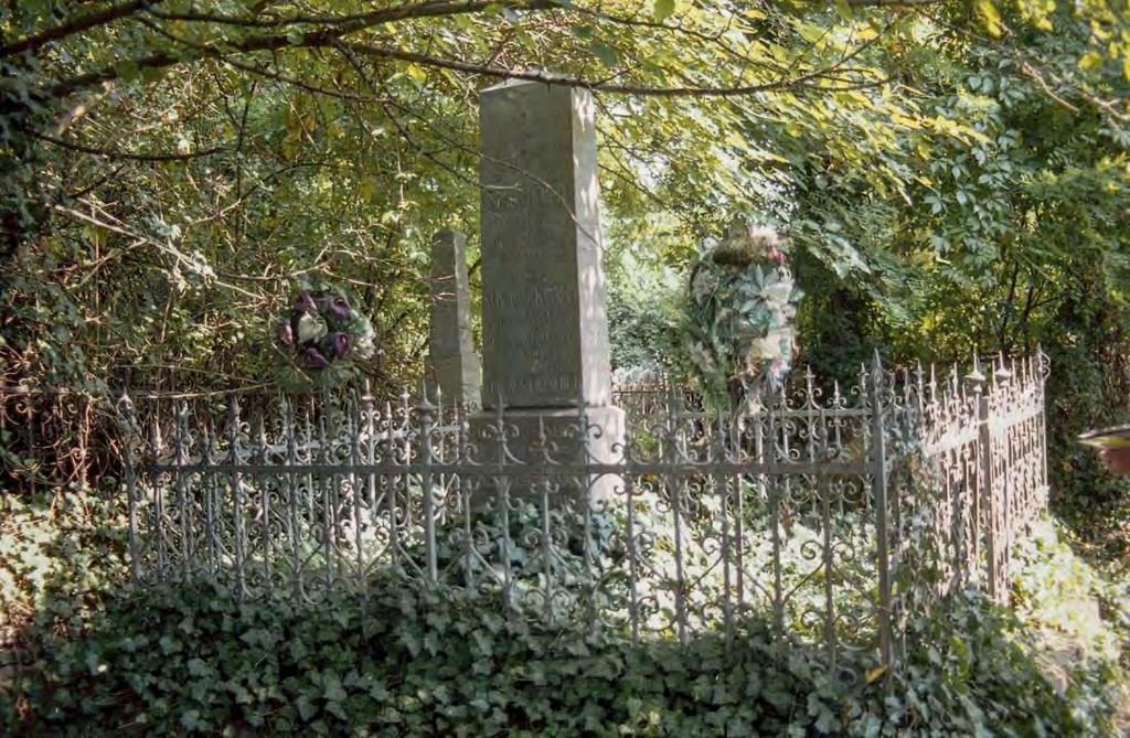 SÍRHELYSZÁM: 96. FELIRAT: ABFRA. Ó. Szabó Demeter nyughelye született 1843-ban meghalt 1906-ban hű neje Kovács Klára született 1844-ben meghalt 1903-ban. II.